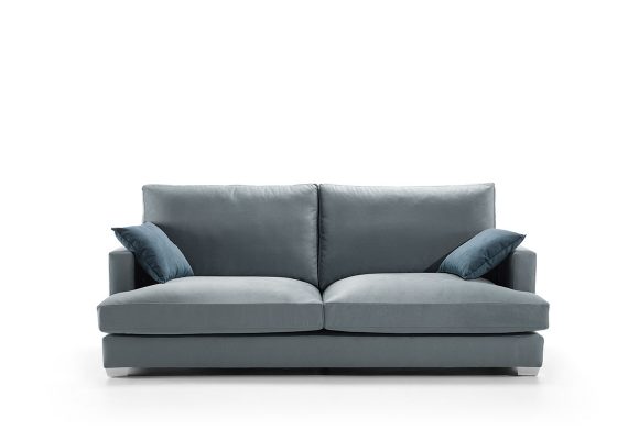 Vista frontal, sofá sobre fondo perdido blanco. Tela microfibra en color azul desaturado